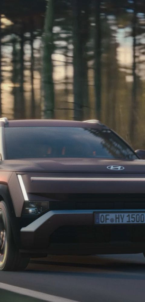 Hyundai TUCSON traversant un paysage boisé.