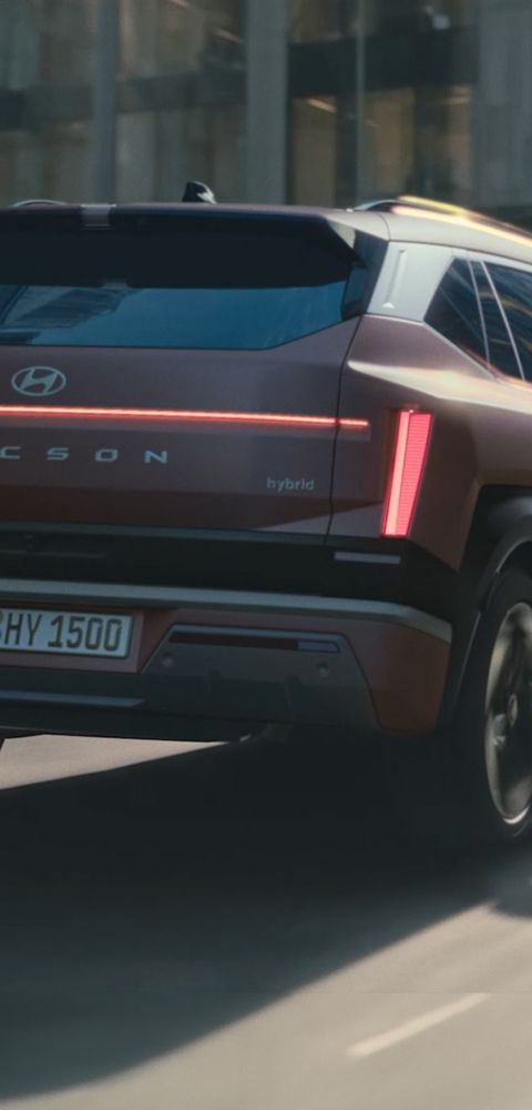 Vue arrière du Hyundai TUCSON circulant dans la rue de la ville.