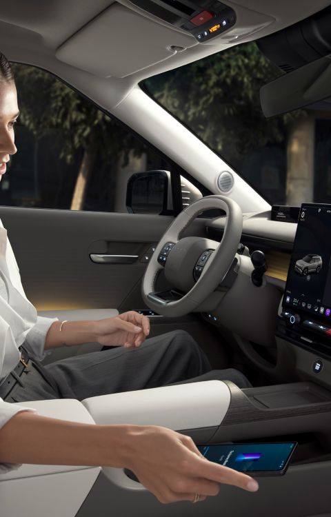 Une femme assise au volant d'une Hyundai TUCSON utilisant GLEO AI.