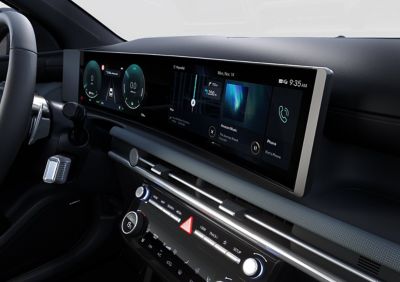 Zakřivený panoramatický displej na přístrojové desce modelu Hyundai TUCSON Hybrid.