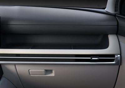The new dashboard and open storage tray of the Hyundai TUCSON Plug-in. 
