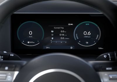 Cyfrowy zestaw wskaźników w trybie Eco pokazuje prędkość i obroty silnika w Hyundaiu TUCSON. 