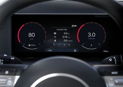 Le tableau de bord numérique indique la vitesse et l'autonomie de Hyundai TUCSON Hybrid.
