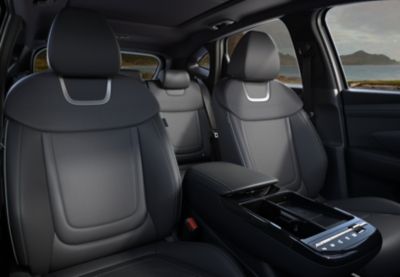 Los amplios asientos delanteros y la consola central del Hyundai TUCSON Híbrido Enchufable.