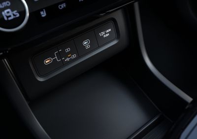 Charge rapide et compatibilité universelle avec une prise de courant 12V et deux ports USB-C de Hyundai TUCSON Hybrid.