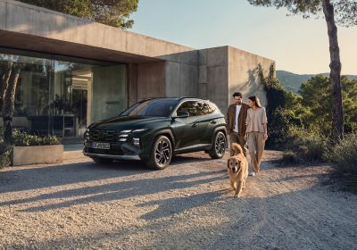 Hyundai TUCSON przed domem