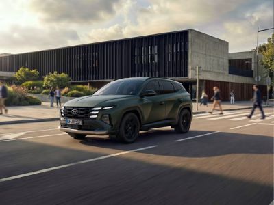 Hyundai TUCSON Plug-in Hybrid, şehir içinde sürüş sırasında. 