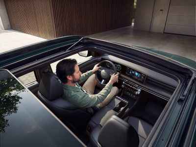 Žena řídící Hyundai TUCSON Plug-in Hybrid.