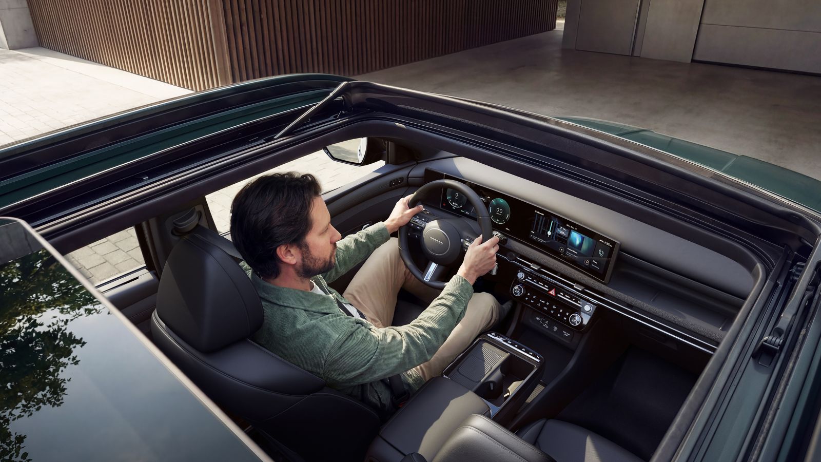 Der Innenraum eines Hyundai-Fahrzeugs von oben betrachtet, mit dem Fahrersitz und dem Armaturenbrett.