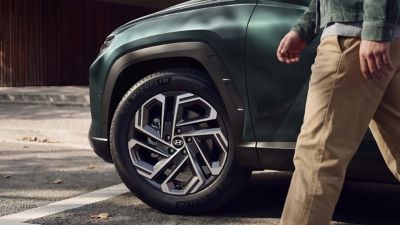 A picture of one wheel alloy wheel of the Hyundai TUCSON Plug-in. 