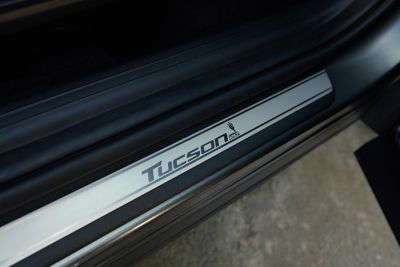 Stalowe listwy progów w Hyundai TUCSON 20th Anniversary Edition.