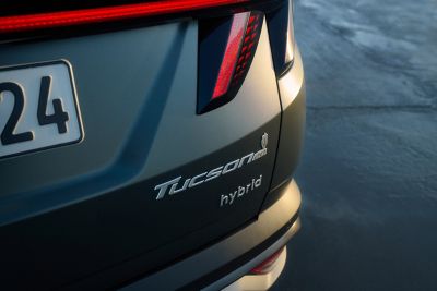 Emblemat 20. rocznicy Hyundai TUCSON 20th Anniversary Edition na tylnej klapie bagażnika.