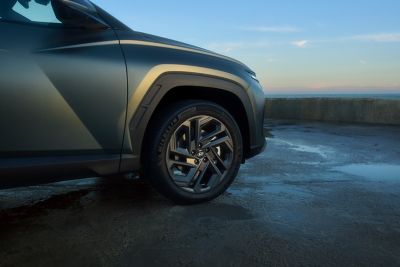 19” alloy wheels with Satin Dark Grey finish on the TUCSON 20th Anniversary Edition. 