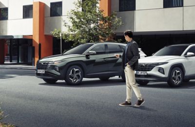 The Remote Smart Park Assist (RSPA) in the all-new Hyundai TUCSON Plug-in Hybrid compact SUV.