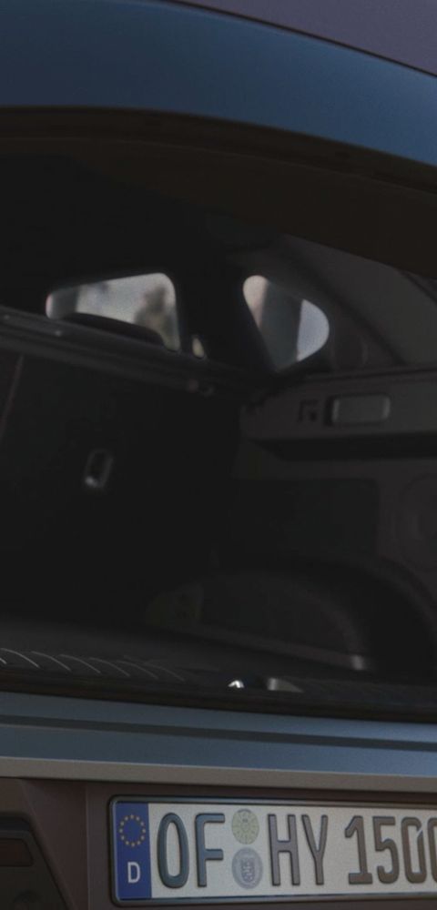 Gros plan de l'espace de chargement du Hyundai TUCSON avec le coffre arrière ouvert.