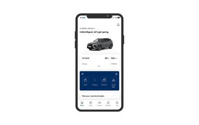 Smartphone s otevřenou aplikací myHyundai na displeji.