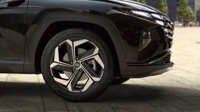 The Hyundai TUCSON Hybrid front wheel.