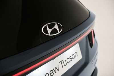 Logo Hyundai i tylna część nadwozia Hyundaia TUCSON.