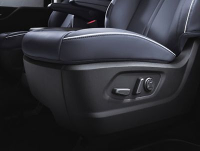 Detail der vorderen Sitze des Hyundai STARIA mit den Bedienelementen zur Sitzverstellung. 