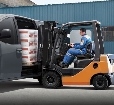 Nakládání dodávky Hyundai STARIA Van pomocí vysokozdvižného vozíku.