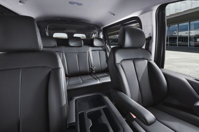 Une vue de l’intérieur spacieux et confortable du STARIA Hybrid Van.