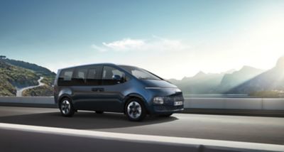 Vue arrière du Grand Monospace Hyundai STARIA Hybrid.