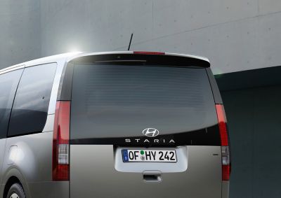 Un'immagine del tergicristallo posteriore nascosto della Hyundai STARIA Hybrid.