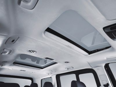 Innenansicht des Panorama-Glasdaches des Hyundai STARIA.