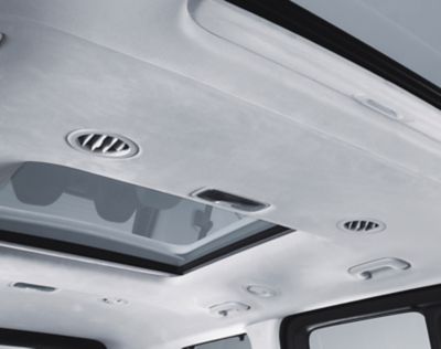 The STARIA Hybrid's air condition roof vents allow you to set two climate zones.Les bouches de climatisation dans le toit du STARIA Hybrid permettent de définir deux zones climatiques.