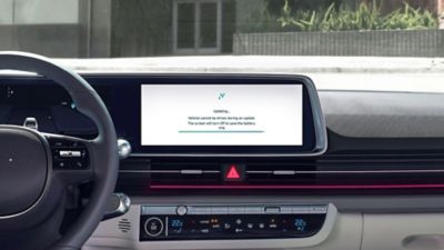 Il touch screen centrale in un veicolo Hyundai che mostra un aggiornamento del software