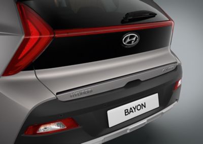 The Hyundai BAYON tailgate trim line in phantom black.