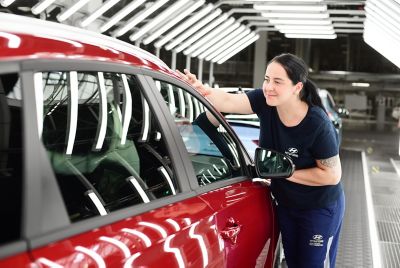 A woman benefiting from the myHyundai mobile app allowing her to access Hyundai services anywhere.