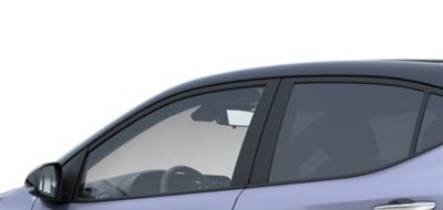 Tieni fuori il calore e mantieni la privacy con i vetri posteriori oscurati della Hyundai i10.