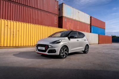 Hyundai i10 N Line vicino a dei container