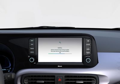 Actualizaciones de mapas y software de infoentretenimiento en la pantalla táctil del Hyundai i10.