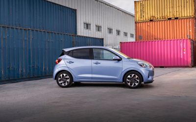 Hyundai i10 vista laterale con dietro container