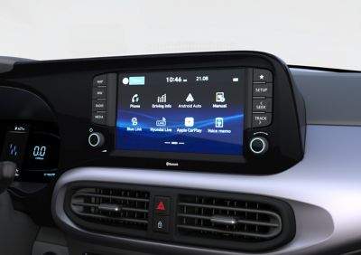 Vista ravvicinata del touch screen da 8 pollici di Hyundai i10.