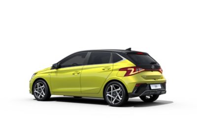 Der Hyundai i20 in der aufpreispflichtigen Farbe Lucid Lime Metallic schräg seitlich fotografiert