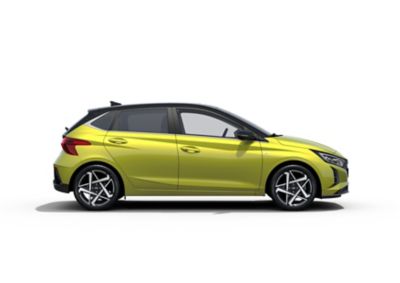 Seitenansicht eines gelben Hyundai i20 mit schwarzem Dach.