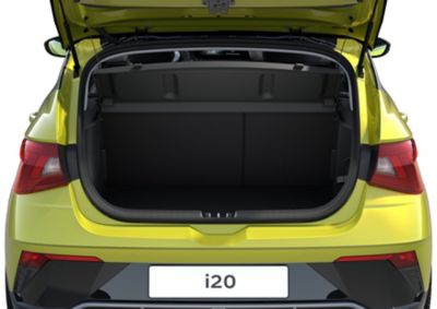 Das Heck eines gelben Hyundai i20 mit geöffneter Heckklappe.