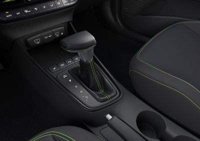 La palanca de cambios del interior del Hyundai i20 para la transmisión automática de doble embrague y 7 velocidades.