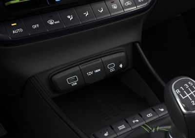 Palanca de cambios manual en el interior del SUV compacto Hyundai i20.