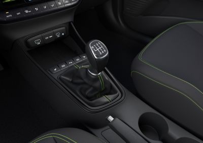 Palanca de cambios manual en el interior del SUV compacto Hyundai i20.