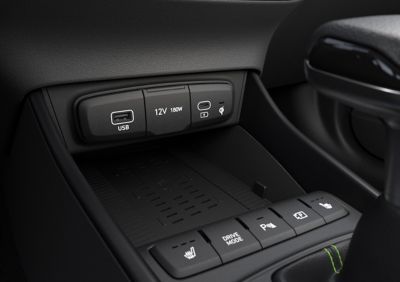 Detailní snímek portů USB ve voze Hyundai i20.