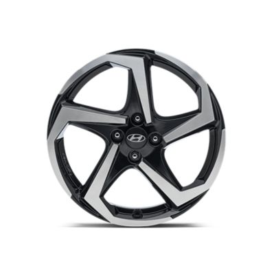 	The black and white 17" alloy wheel, 7.0Jx17, is suitable for 215/45 R18 tyres of the Hyundai i20. 