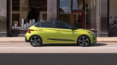 Hyundai i20 garée dans les rues avec son accessoire de bandes sportives captivantes.