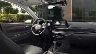Een blik op het stuur en het dashboard van de Hyundai i20.