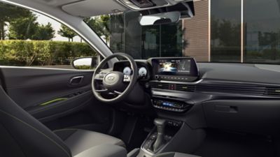 Een afbeelding van het interieur aan de bestuurderskant van de Hyundai i20. 