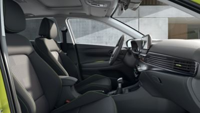 Boční pohled na čtyři sedadla modelu Hyundai i20. 
