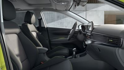 Vue latérale des quatre sièges de la Hyundai i20. 